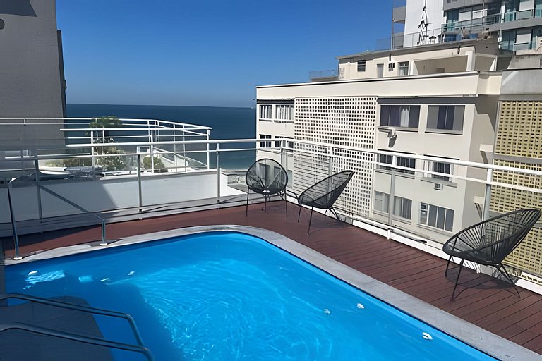Na Praia de Copacabana com piscina e varanda!