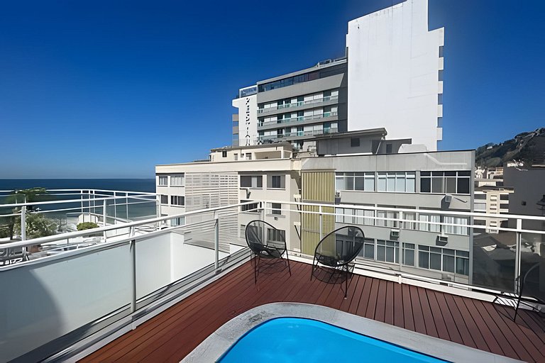 Na Praia de Copacabana com piscina e varanda!