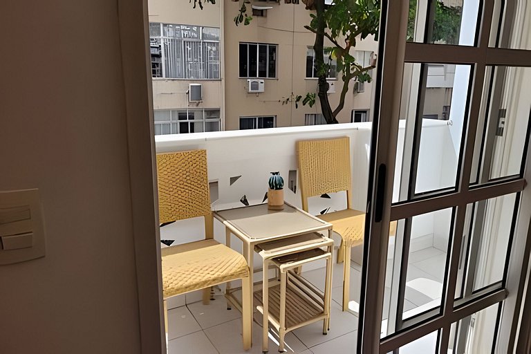 Na Praia de Copacabana com piscina e varanda!