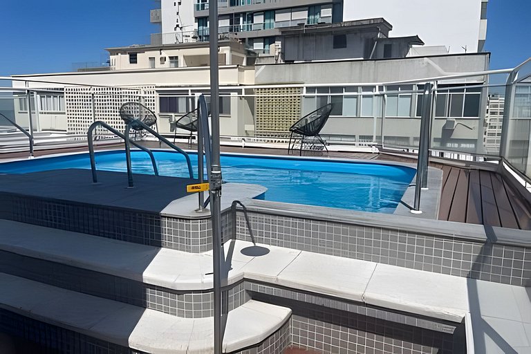 Na Praia de Copacabana com piscina e varanda!