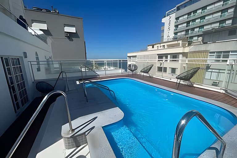 Na Praia de Copacabana com piscina e varanda!
